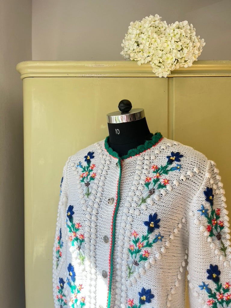 Vintage 1980s Hand-Knit White Embroidered Trachten Cardigan / Trachtenjacke / Wiesn Jacke