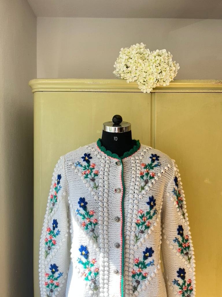 Vintage 1980s Hand-Knit White Embroidered Trachten Cardigan / Trachtenjacke / Wiesn Jacke