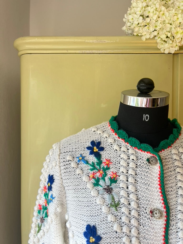 Vintage 1980s Hand-Knit White Embroidered Trachten Cardigan / Trachtenjacke / Wiesn Jacke