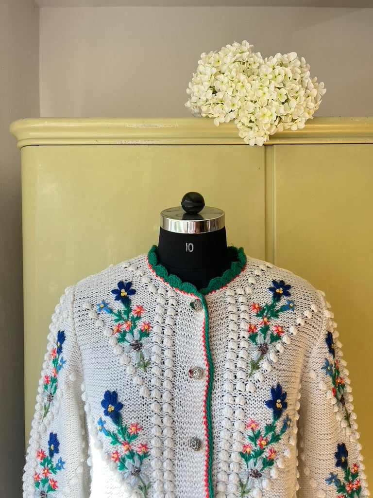 Vintage 1980s Hand-Knit White Embroidered Trachten Cardigan / Trachtenjacke / Wiesn Jacke